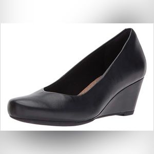 Clarks Women's Flores Tulip Wedge Pump Black Size 8